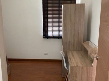 Modern house for sale located in Mae Hia, Chiangmai. The house is surrounded by shopping malls, education institutions, shops, health facilities and o