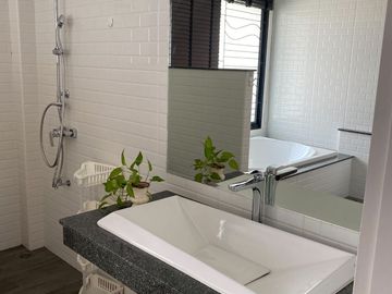 Modern house for sale located in Mae Hia, Chiangmai. The house is surrounded by shopping malls, education institutions, shops, health facilities and o