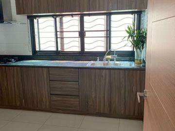 Modern house for sale located in Mae Hia, Chiangmai. The house is surrounded by shopping malls, education institutions, shops, health facilities and o