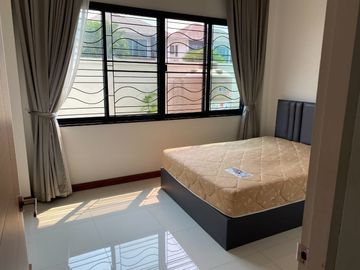 Modern house for sale located in Mae Hia, Chiangmai. The house is surrounded by shopping malls, education institutions, shops, health facilities and o