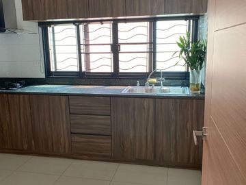 Modern house for sale located in Mae Hia, Chiangmai. The house is surrounded by shopping malls, education institutions, shops, health facilities and o