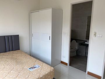 Modern house for sale located in Mae Hia, Chiangmai. The house is surrounded by shopping malls, education institutions, shops, health facilities and o