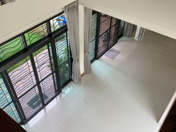Modern house for sale located in Mae Hia, Chiangmai. The house is surrounded by shopping malls, education institutions, shops, health facilities and o