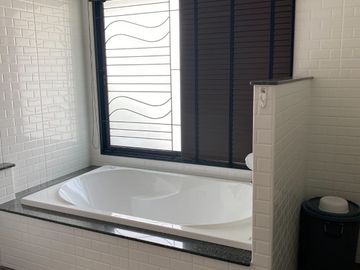 Modern house for sale located in Mae Hia, Chiangmai. The house is surrounded by shopping malls, education institutions, shops, health facilities and o
