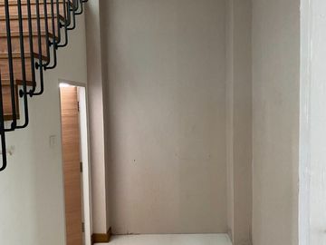 Modern house for sale located in Mae Hia, Chiangmai. The house is surrounded by shopping malls, education institutions, shops, health facilities and o