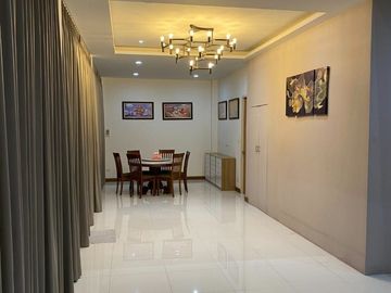Modern house for sale located in Mae Hia, Chiangmai. The house is surrounded by shopping malls, education institutions, shops, health facilities and o