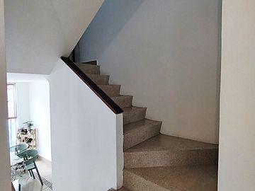 Conocoto casa de venta en conjunto $74.000 dos plantas, parqueadero, patio con pérgola
