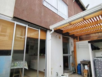 Conocoto casa de venta en conjunto $74.000 dos plantas, parqueadero, patio con pérgola
