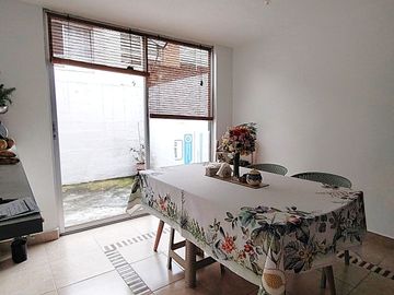 Conocoto casa de venta en conjunto $74.000 dos plantas, parqueadero, patio con pérgola