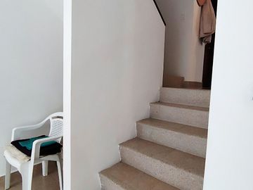 Conocoto casa de venta en conjunto $74.000 dos plantas, parqueadero, patio con pérgola