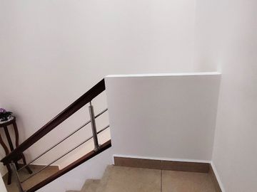 Conocoto casa de venta en conjunto $74.000 dos plantas, parqueadero, patio con pérgola