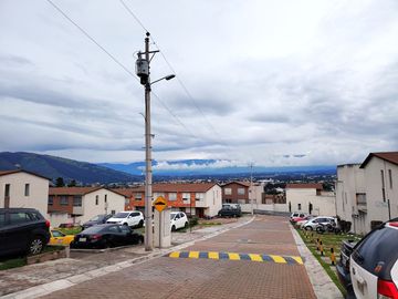 Conocoto casa de venta en conjunto $74.000 dos plantas, parqueadero, patio con pérgola