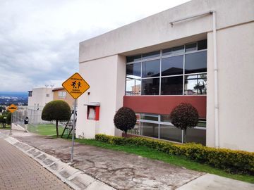 Conocoto casa de venta en conjunto $74.000 dos plantas, parqueadero, patio con pérgola