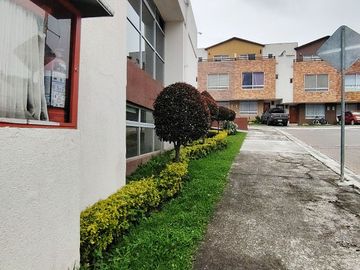 Conocoto casa de venta en conjunto $74.000 dos plantas, parqueadero, patio con pérgola