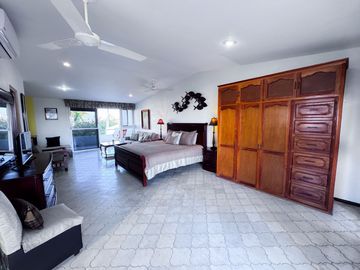 Elegancia y Confort en una Casa de 3 Niveles Cerca de la Playa
