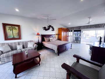 Elegancia y Confort en una Casa de 3 Niveles Cerca de la Playa