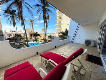 Elegancia y Confort en una Casa de 3 Niveles Cerca de la Playa