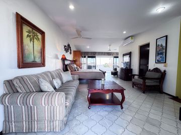 Elegancia y Confort en una Casa de 3 Niveles Cerca de la Playa