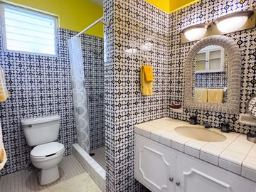 Elegancia y Confort en una Casa de 3 Niveles Cerca de la Playa