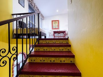 Elegancia y Confort en una Casa de 3 Niveles Cerca de la Playa