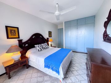 Elegancia y Confort en una Casa de 3 Niveles Cerca de la Playa