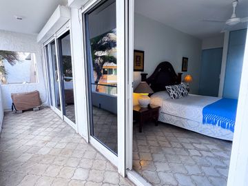 Elegancia y Confort en una Casa de 3 Niveles Cerca de la Playa
