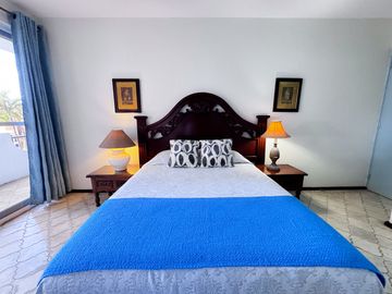 Elegancia y Confort en una Casa de 3 Niveles Cerca de la Playa