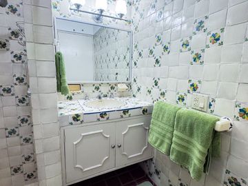Elegancia y Confort en una Casa de 3 Niveles Cerca de la Playa
