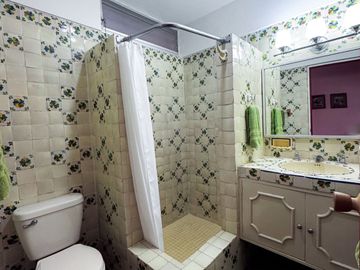 Elegancia y Confort en una Casa de 3 Niveles Cerca de la Playa