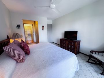 Elegancia y Confort en una Casa de 3 Niveles Cerca de la Playa