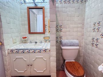 Elegancia y Confort en una Casa de 3 Niveles Cerca de la Playa