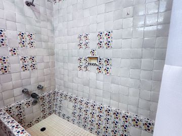 Elegancia y Confort en una Casa de 3 Niveles Cerca de la Playa