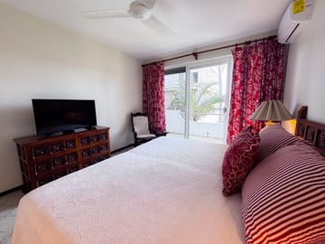 Elegancia y Confort en una Casa de 3 Niveles Cerca de la Playa