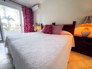 Elegancia y Confort en una Casa de 3 Niveles Cerca de la Playa