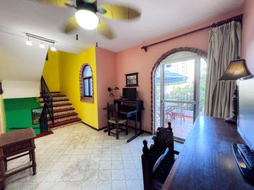 Elegancia y Confort en una Casa de 3 Niveles Cerca de la Playa
