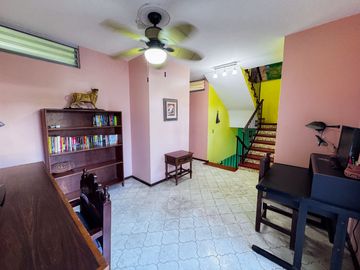 Elegancia y Confort en una Casa de 3 Niveles Cerca de la Playa