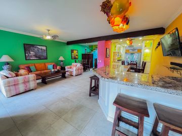 Elegancia y Confort en una Casa de 3 Niveles Cerca de la Playa