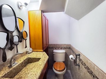 Elegancia y Confort en una Casa de 3 Niveles Cerca de la Playa