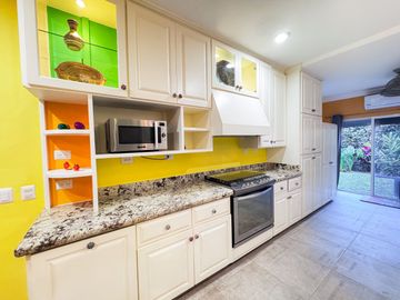 Elegancia y Confort en una Casa de 3 Niveles Cerca de la Playa