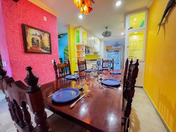Elegancia y Confort en una Casa de 3 Niveles Cerca de la Playa