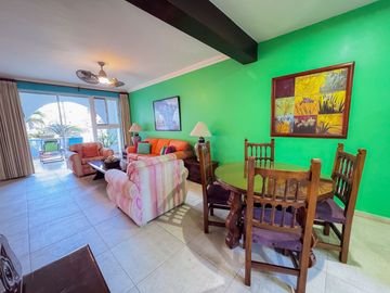 Elegancia y Confort en una Casa de 3 Niveles Cerca de la Playa