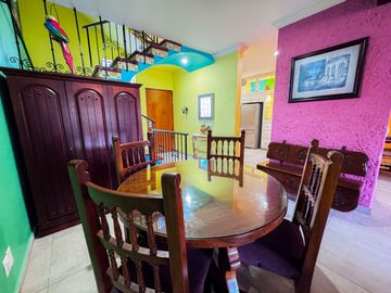 Elegancia y Confort en una Casa de 3 Niveles Cerca de la Playa