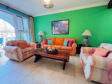 Elegancia y Confort en una Casa de 3 Niveles Cerca de la Playa