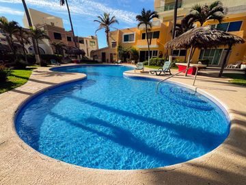 Elegancia y Confort en una Casa de 3 Niveles Cerca de la Playa