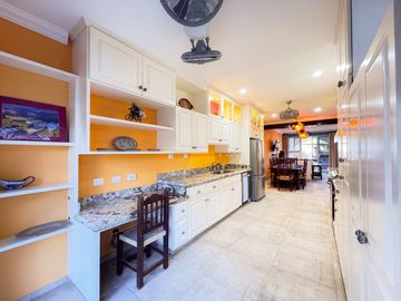 Elegancia y Confort en una Casa de 3 Niveles Cerca de la Playa