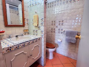 Elegancia y Confort en una Casa de 3 Niveles Cerca de la Playa