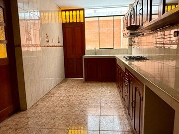 Venta De Casa En Urb San Isidro I Etapa De 3 Pisos (GAPONTE)