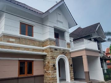 Rumah 2 lantai dam perumahan di seturan permai caturtunggal depok sleman Yogyakarta