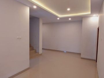 Rumah 2 lantai dam perumahan di seturan permai caturtunggal depok sleman Yogyakarta
