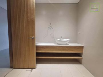 DUPLEX TOWNHOUSE FOR SALE IN KAMIAS/ANONAS AREA!!!